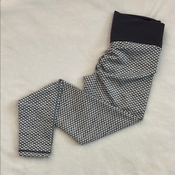 Stylish Butt Lift Gray and White Ruched Gym Leggings Size Medium - Picture 3 of 7